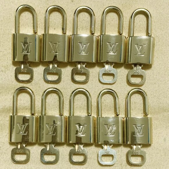 LOUIS VUITTON LV 10 SET PADLOCK KEY CHARM CADENA GOLD-PLATED FRANCE - Picture 1 of 4